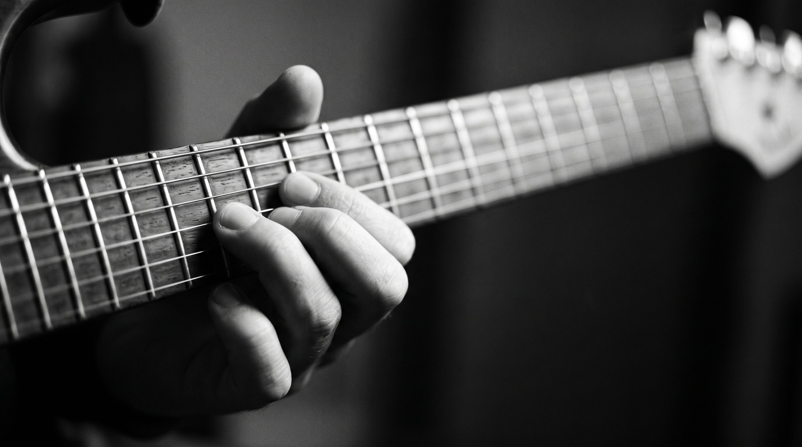 Fretting hand on the 5th fret of an electric guitar, playing the minor pentatonic box over major chords
